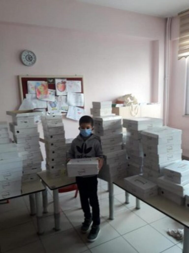 Şubemizin Öğrencilerimize Ayakkabı Yardımı